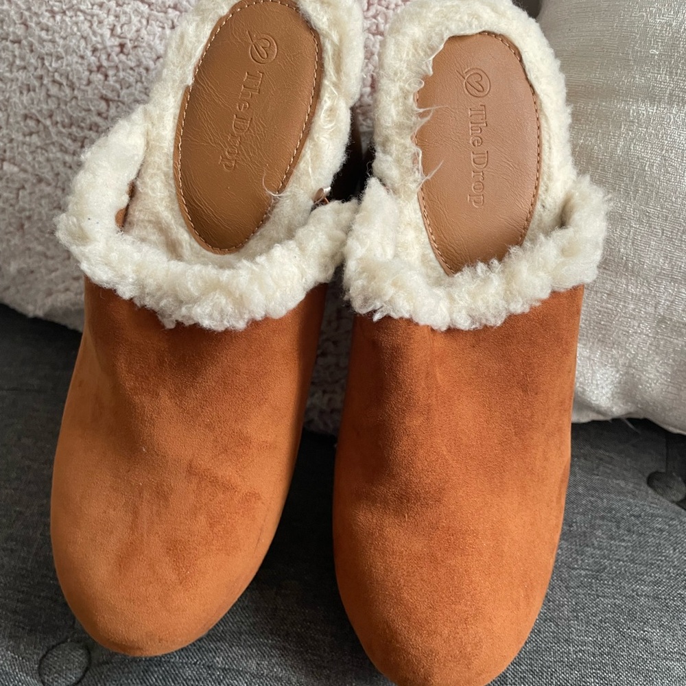 Cozy Shearling-Lined Tan Clogs - image 4